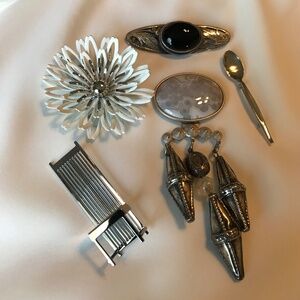 Vintage Silvertone Brooches (5)
